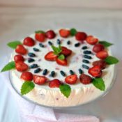 Jogurtový dort s jahodami a borůvkami