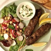 Kebab s luštěninovým salátem a mátovým dipem