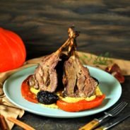 Pečené jehněčí hřebínky s dýní a švestkami